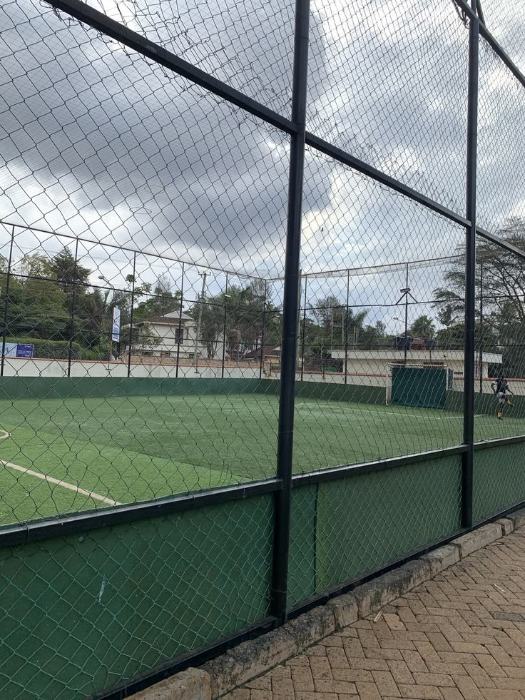 تنفيذ سياج ملاعب رياضية بواسطة مؤسسة نجد للشبوك.