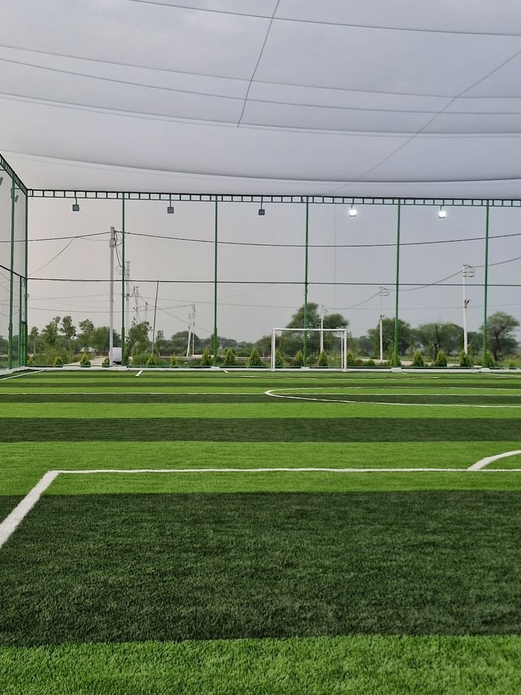 سياج ملاعب كرة القدم بخامات قوية في الرياض.
