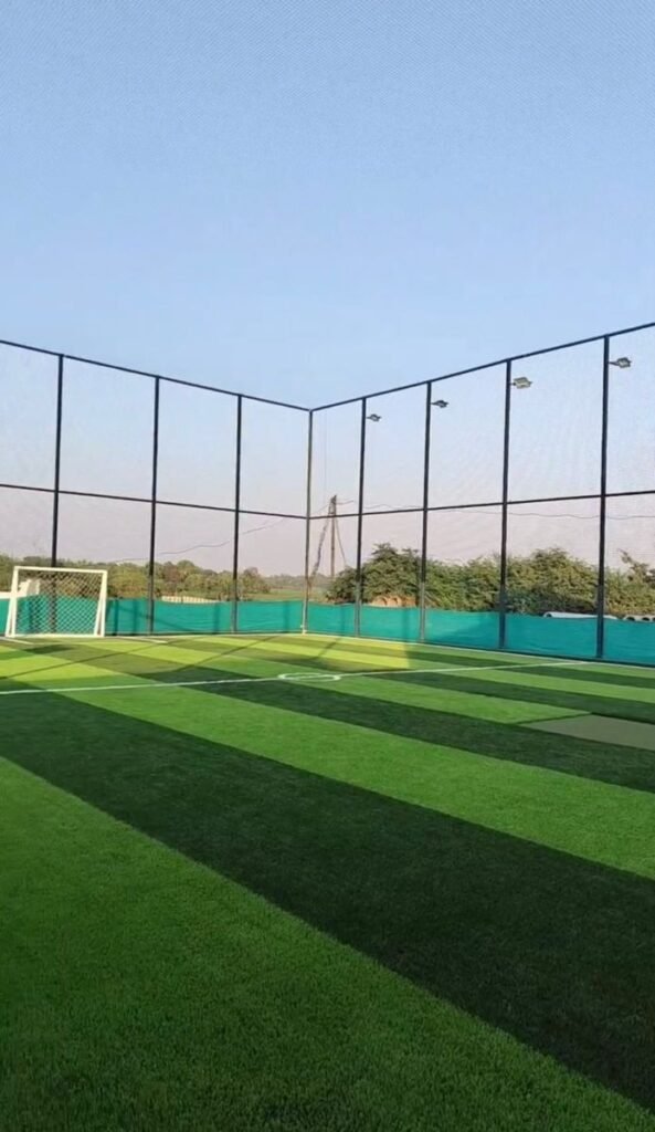 أعمال تركيب شبوك ملاعب في حي الرمال.