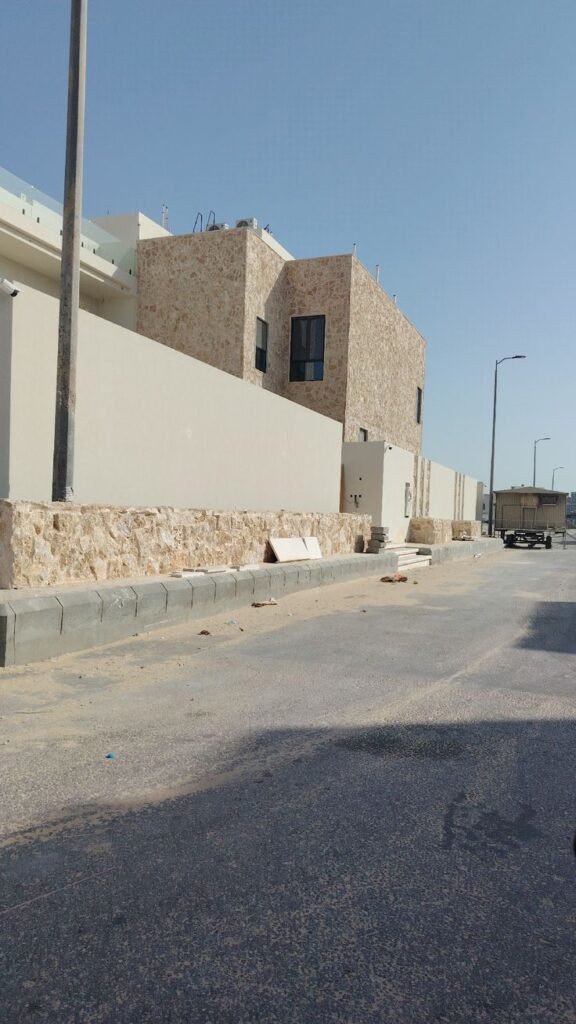 أسوار حجرية فخمة لواجهات الفلل في الرياض
