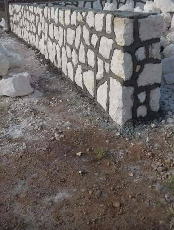 تنفيذ أسوار حجرية بالرياض