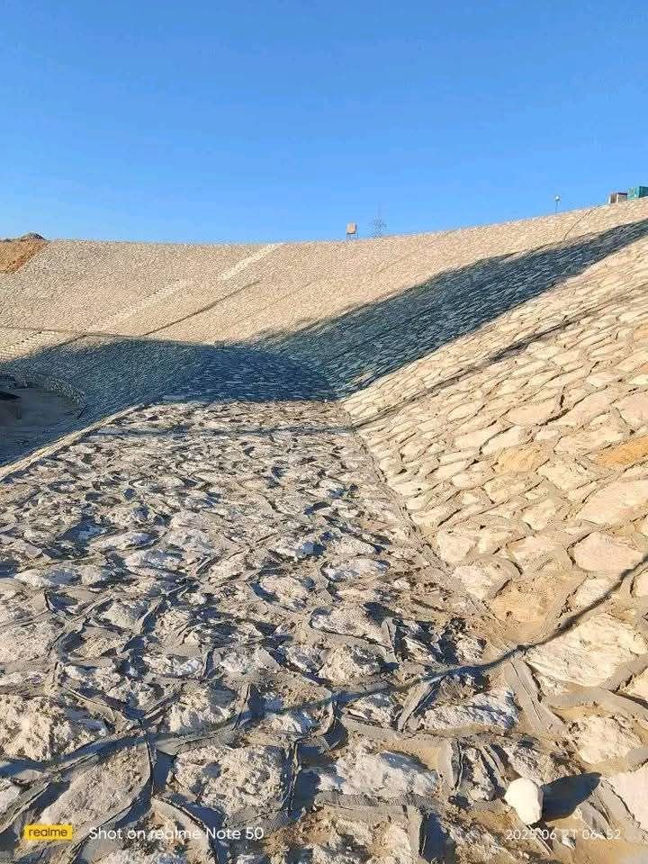 بناء أسوار حجرية للمزارع بالرياض