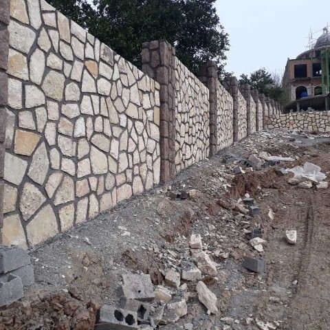 بناء سور حجري حول فيلا في الرياض